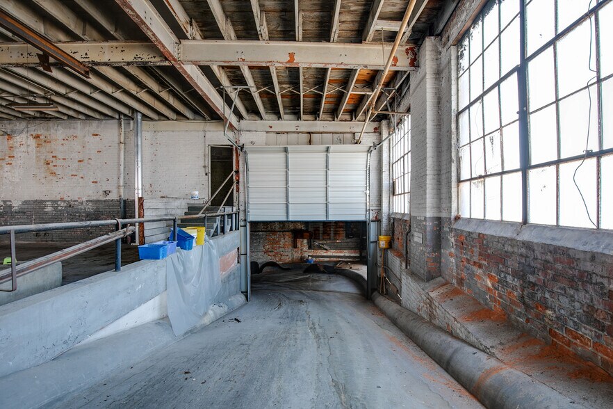 More Photos Of 113 W Bank St, Petersburg Warehouse For Sale