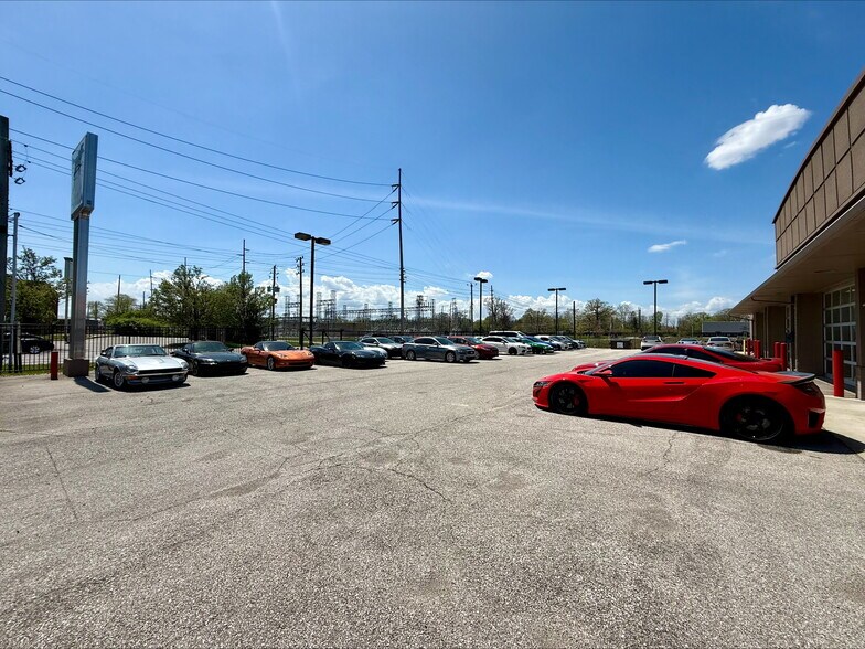 More Photos Of 6926 E 16th St, Indianapolis Auto Repair For Lease