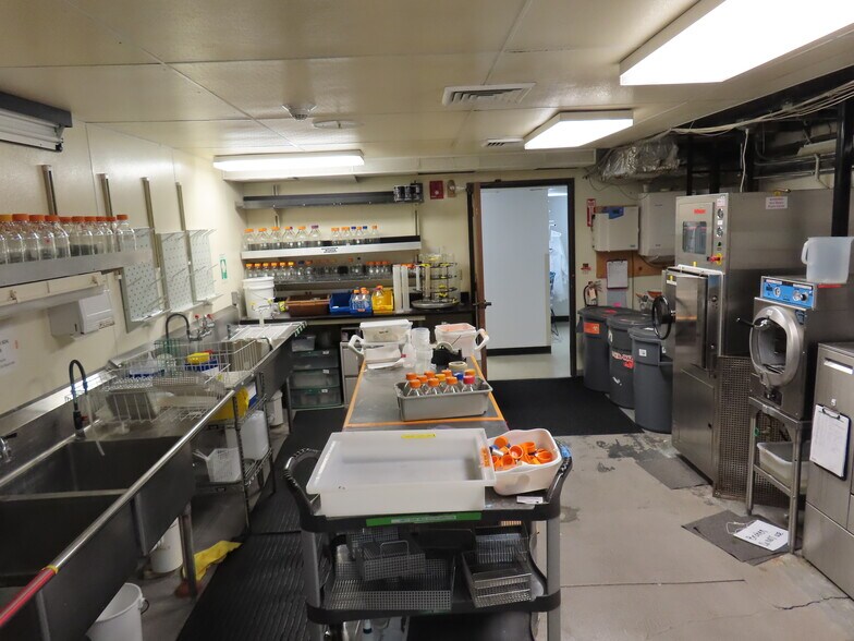 More Photos Of 1910-1920 5th St, Davis Light Manufacturing For Lease