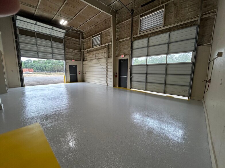 More Photos Of 9 Spanish Pass Rd, Boerne Showroom For Lease