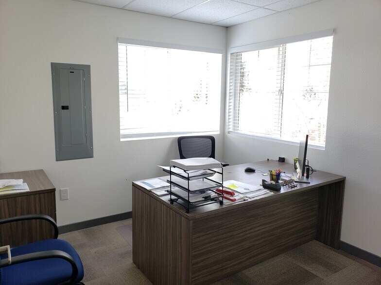 More Photos Of 1710 W Main St, Battle Ground Office For Lease