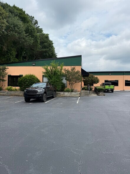 More Photos Of 3080 Sylvan Rd, Hapeville Auto Dealership For Lease