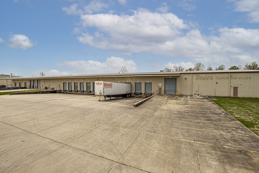 More Photos Of 810 W Highway 30, Gonzales Warehouse For Lease