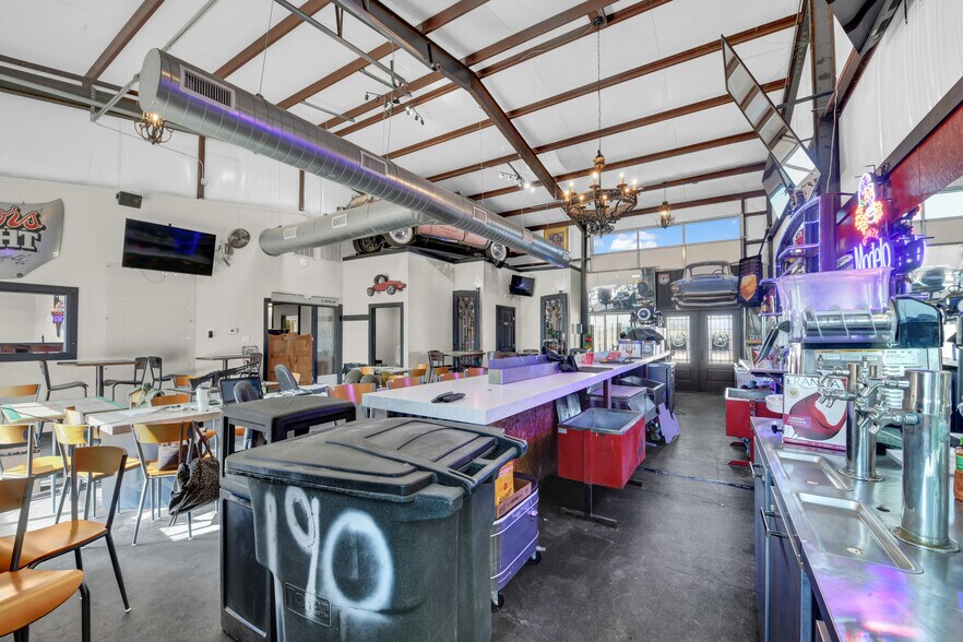 More Photos Of 5989 N FM 51, Weatherford Showroom For Sale