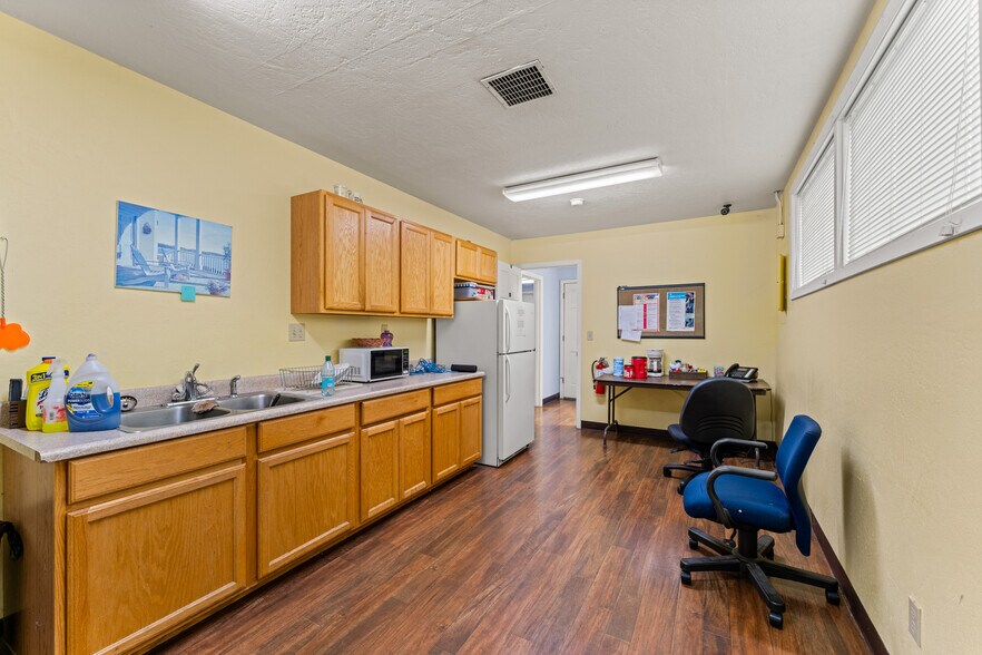 More Photos Of 515 NE 8th St, Grants Pass Office For Sale