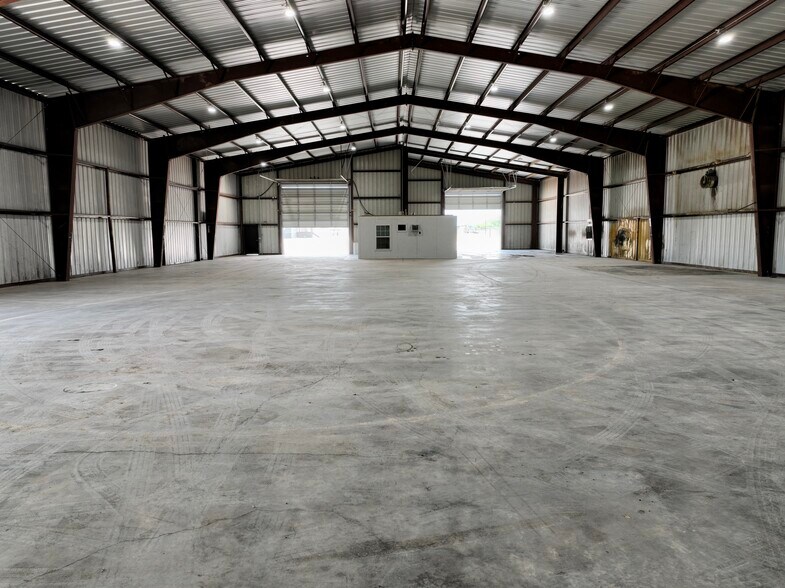 More Photos Of 4528 S Interstate 35, Alvarado Warehouse For Lease