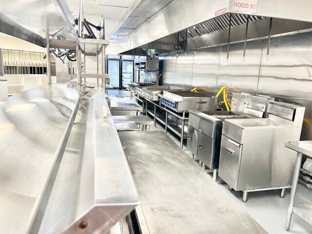 More Photos Of 1002 E Newport Center Dr, Deerfield Beach Flex For Lease