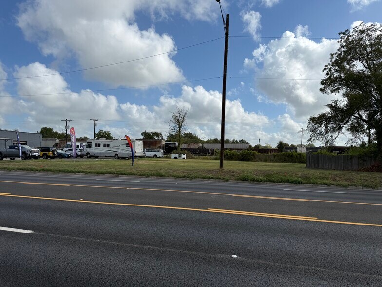 More Photos Of 1111 S Market St, Hearne Flex For Sale