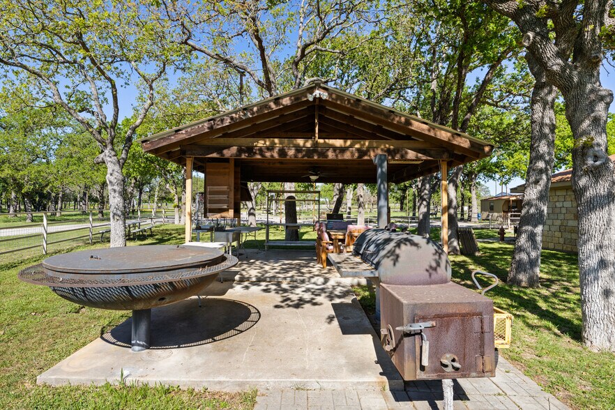 More Photos Of 13744 Us Highway 281 N, Round Mountain Flex For Sale