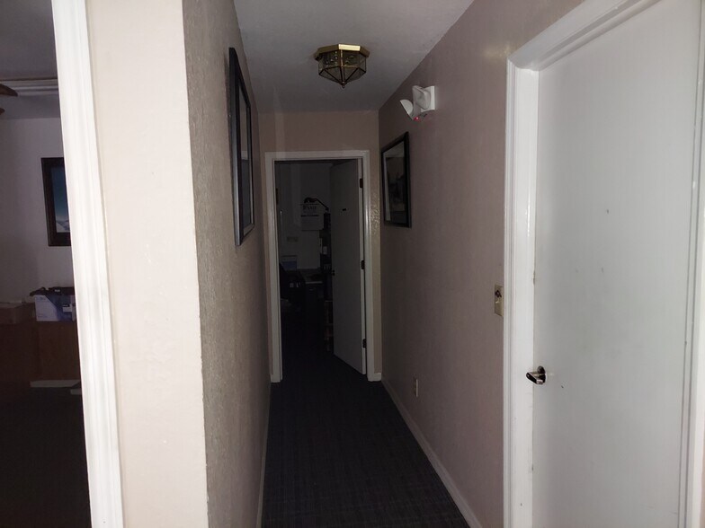 More Photos Of 131 Scarlett Blvd, Oldsmar Warehouse For Lease