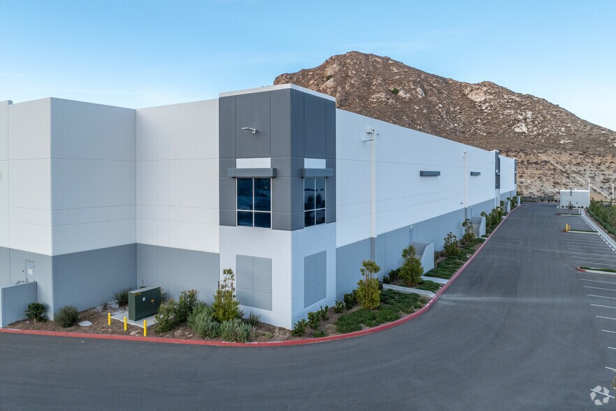 More Photos Of 6111 20th St, Jurupa Valley Warehouse For Sale