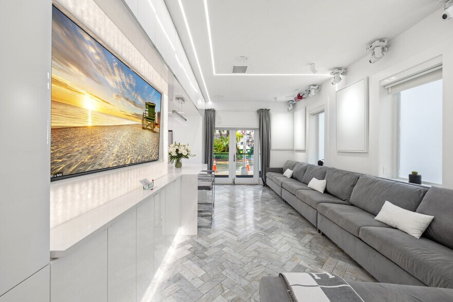 More Photos Of 124 11th St, Miami Beach Hotel For Sale