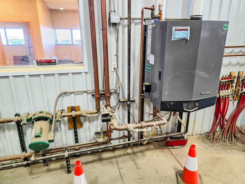 More Photos Of 509 Well St, Williston Warehouse For Lease