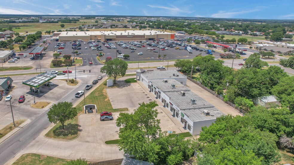 More Photos Of 1702-1708 N Commerce St, Ardmore General Retail For Lease