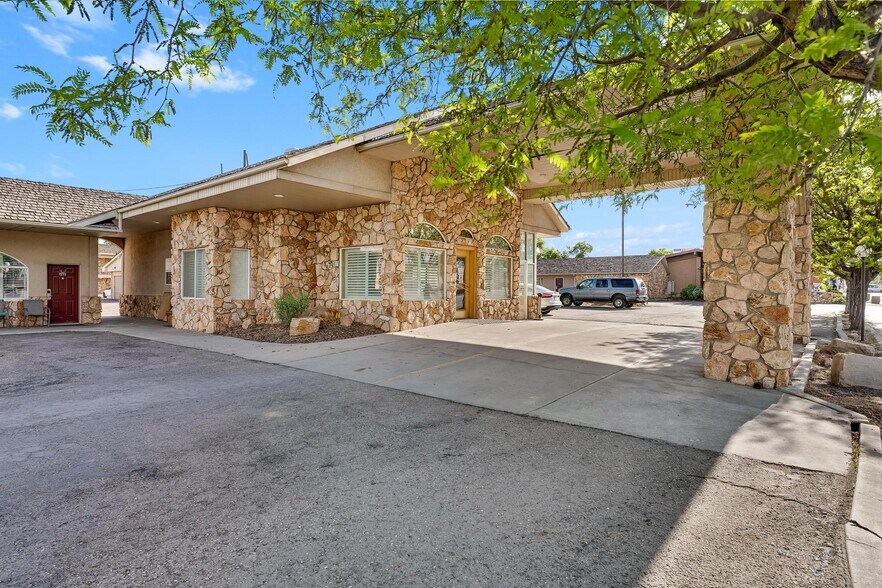 More Photos Of 423 W Main St, Vernal Hotel For Sale