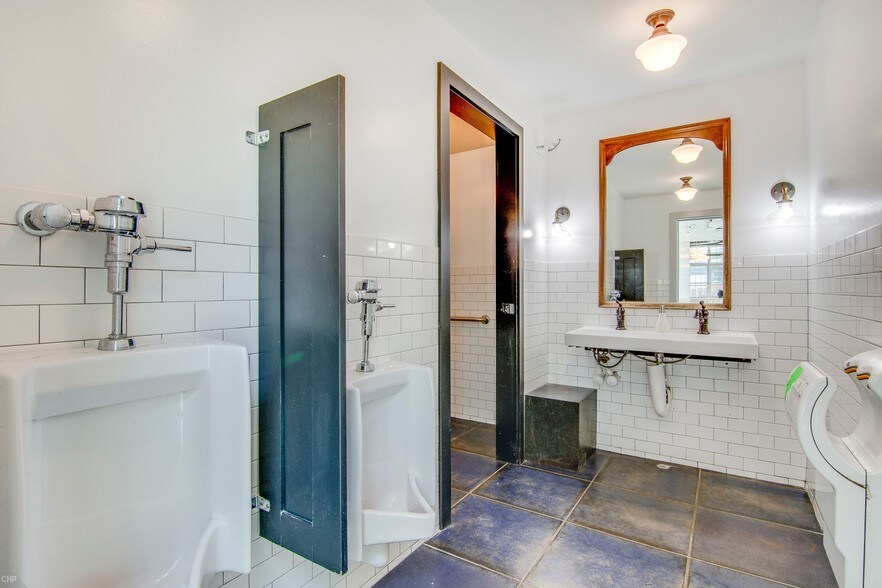 More Photos Of 1700 W Division St, Chicago Apartments For Lease