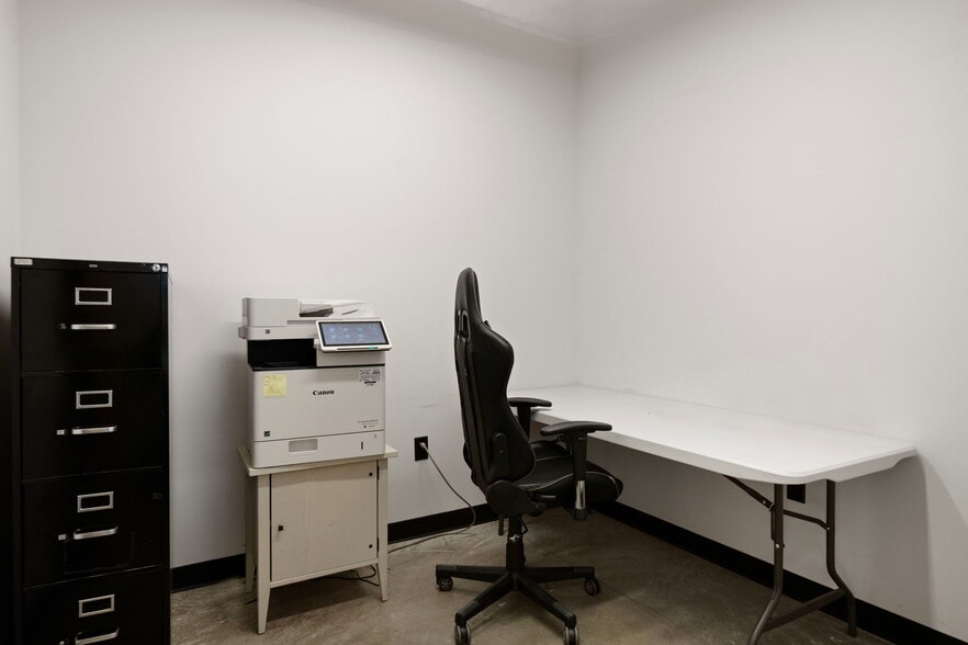 More Photos Of 544 SW 4th St, Redmond Office For Sale