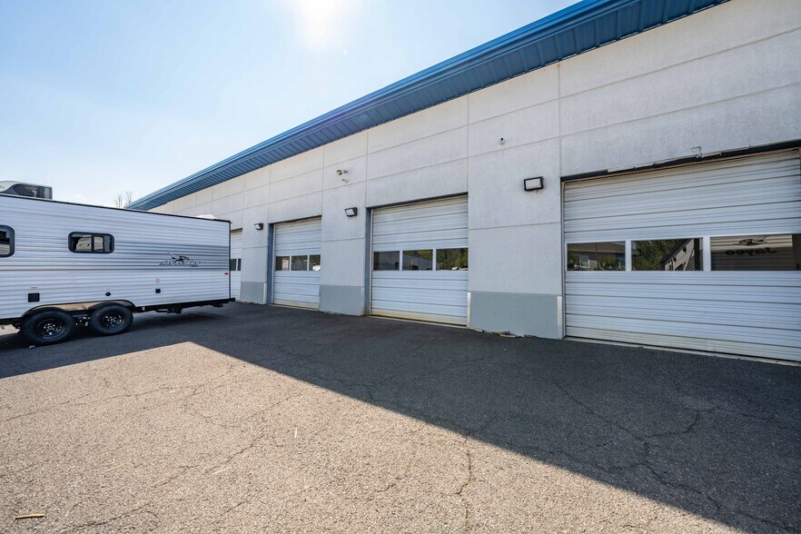 More Photos Of 3976 Crater Lake Ave, Medford Auto Dealership For Lease