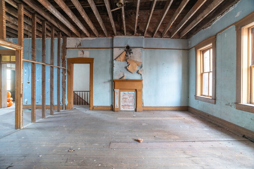 More Photos Of 217 W Main St, Washington General Retail For Sale