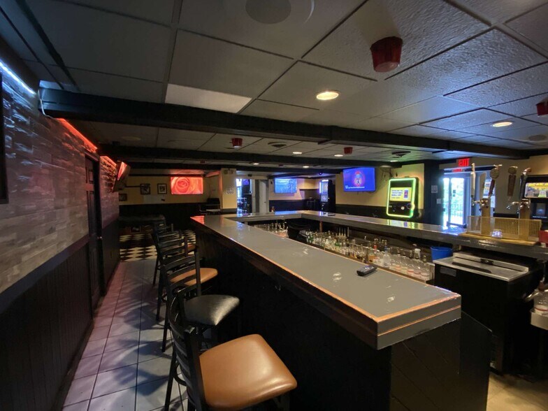 More Photos Of 1020 Washington Pike, Bridgeville Bar For Lease