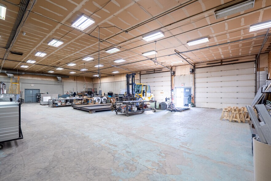 More Photos Of 4702 40 Av, Lloydminster Industrial For Lease