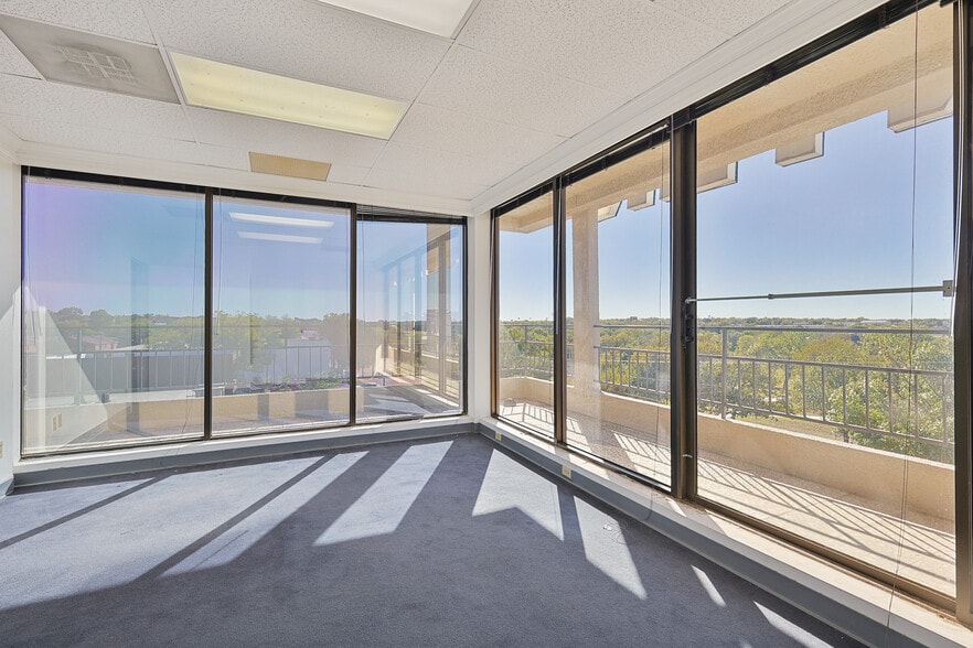More Photos Of 2821 Lackland Rd, Fort Worth Office For Sale