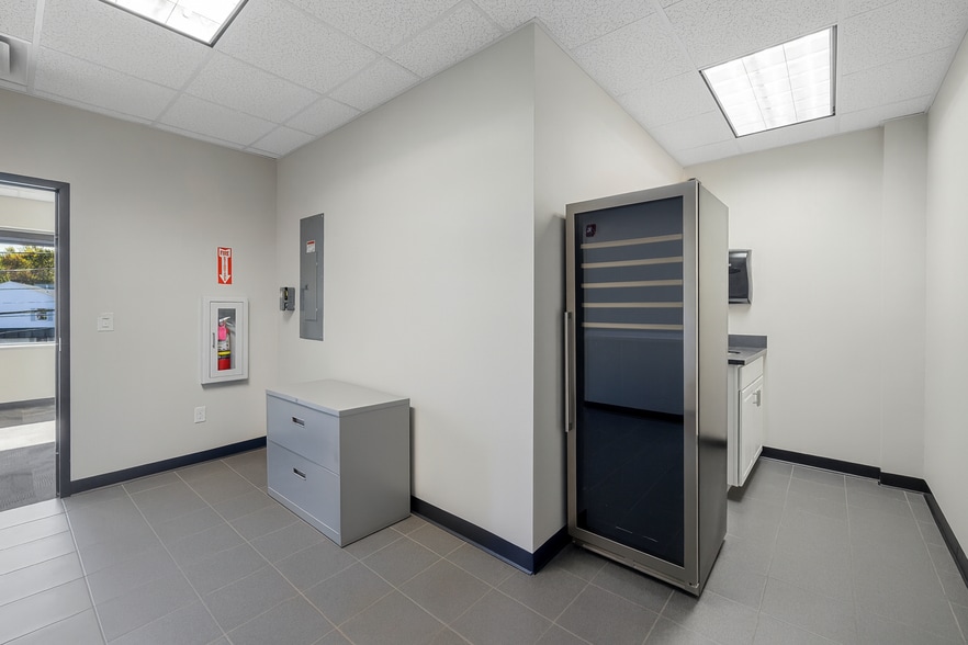 More Photos Of 251-255 Andover St, Peabody Storefront For Lease