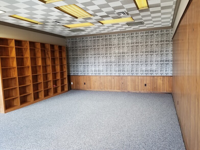 More Photos Of 49 Public Sq, Shelbyville Office For Sale