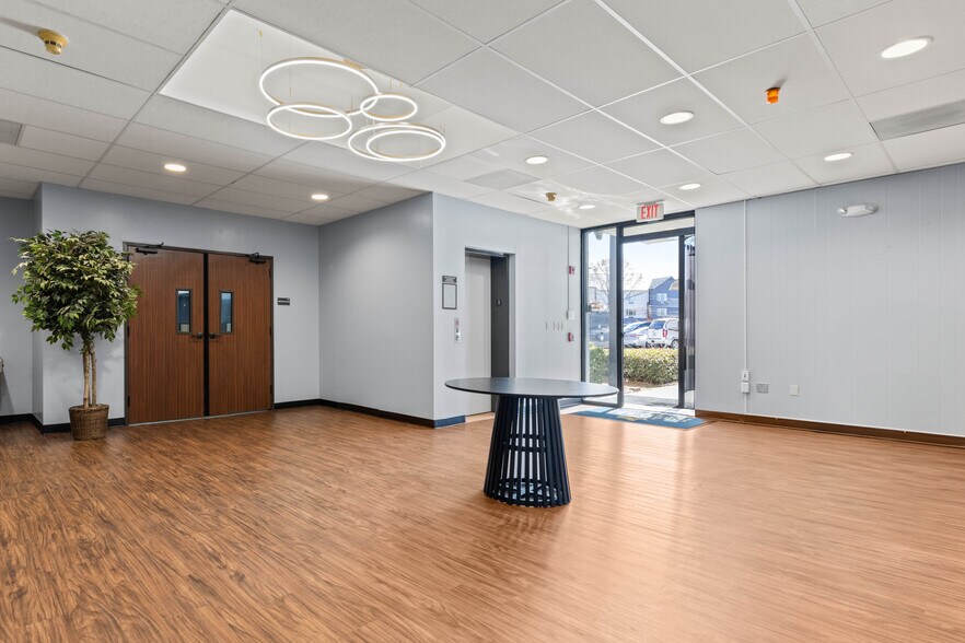 More Photos Of 2122 E Governors Cir, Houston Office For Sale