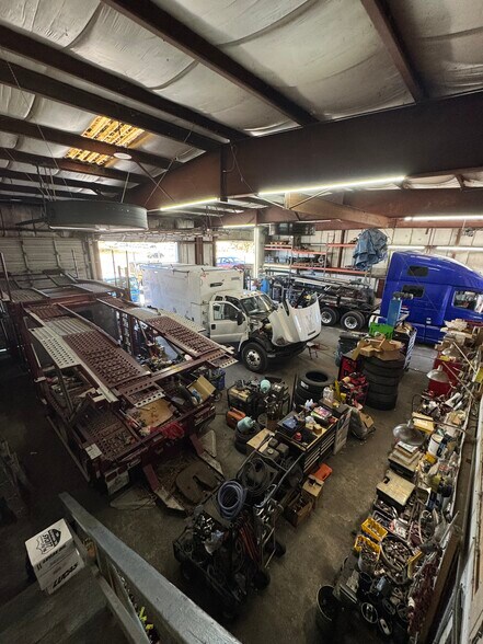 More Photos Of 5404 33rd St E, Bradenton Distribution For Lease