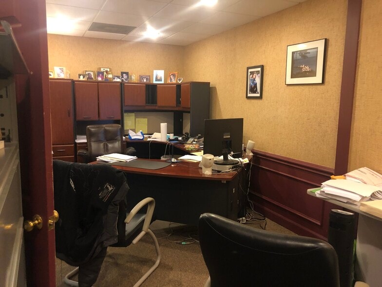 More Photos Of 18735 Ecorse Rd, Allen Park Office For Lease