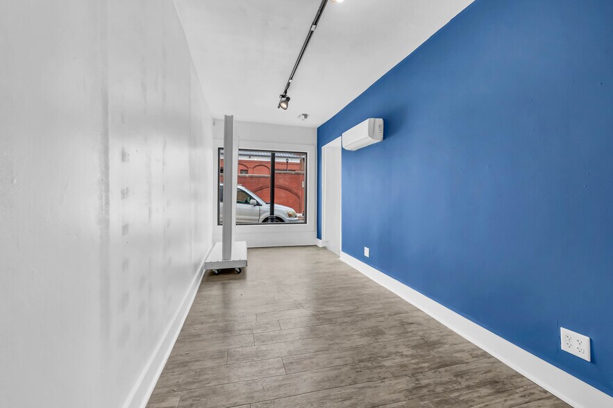 More Photos Of 106-N N 2nd St, Clarksville Freestanding For Lease