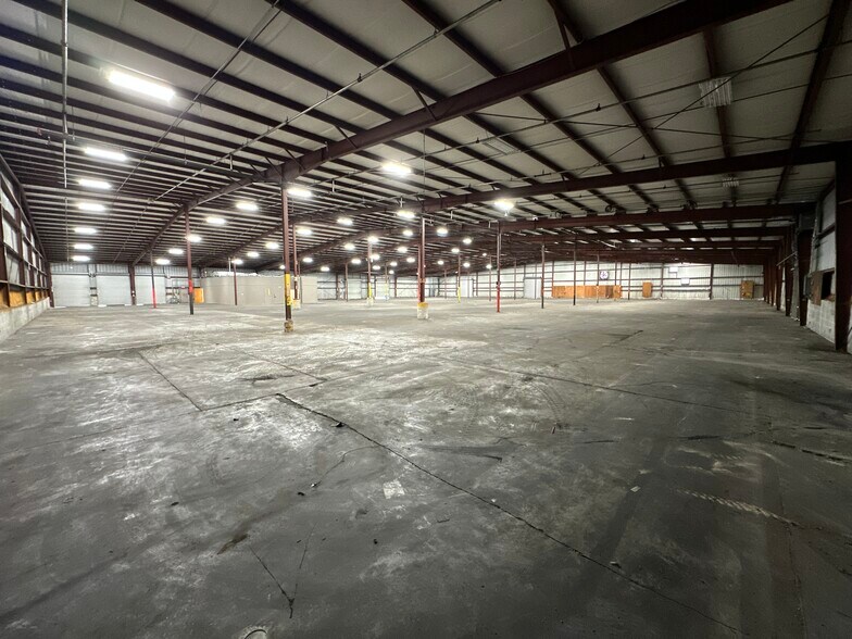 More Photos Of 2910-2930 Maine Ave, Lakeland Distribution For Lease