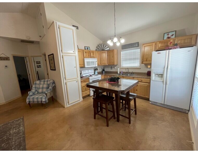 More Photos Of 141 Jeff St, Three Rivers Hotel For Sale