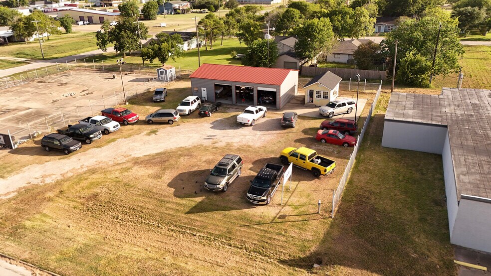 More Photos Of 209 S Gulf Blvd, Freeport Flex For Sale