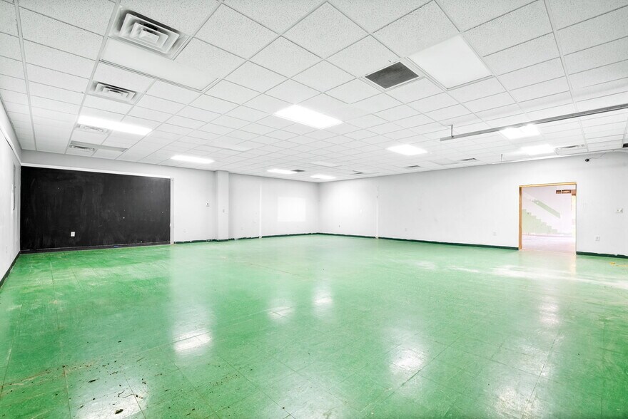 More Photos Of 131 Corporate Dr, Clarksville Flex For Lease
