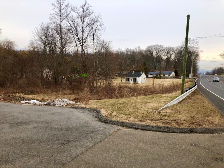 More Photos Of 48 Meriden Rd, Middlefield Storefront For Sale