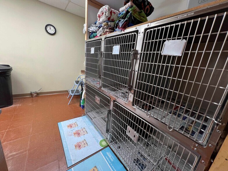More Photos Of 2739 6th St SW, Cedar Rapids Veterinarian Kennel For Sale
