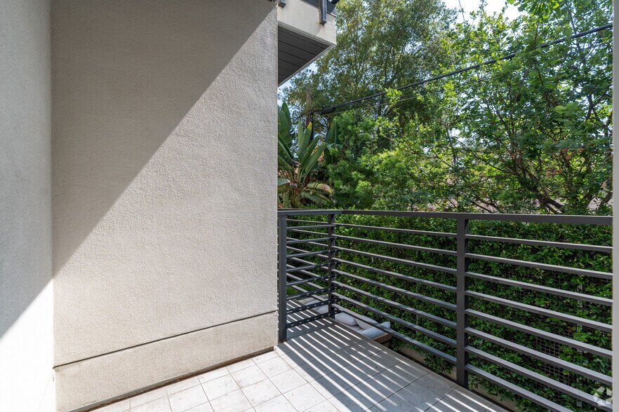 More Photos Of 2000 N Beachwood Dr, Los Angeles Apartments For Sale
