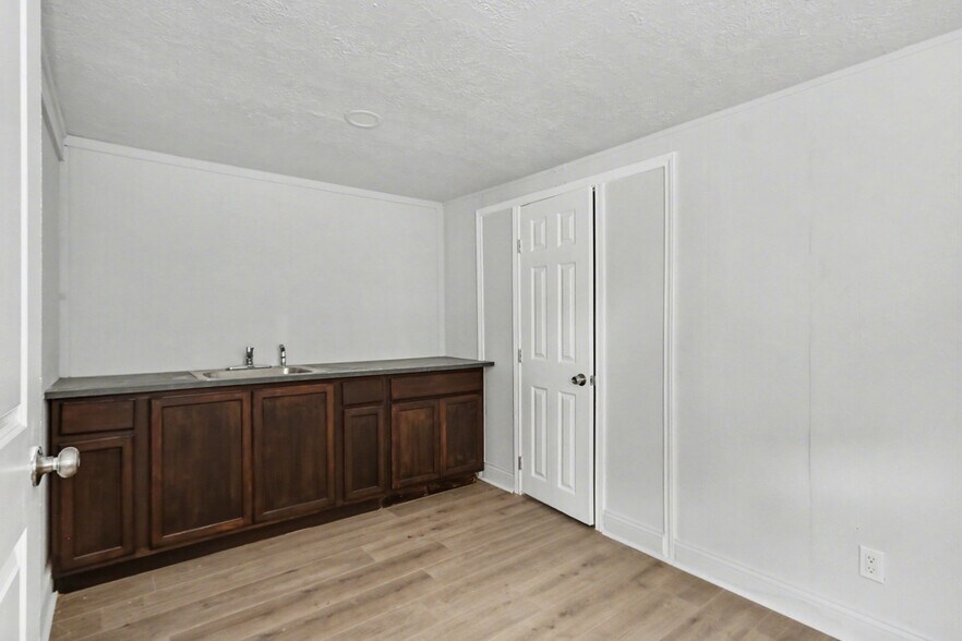 More Photos Of 5709 5th St, Katy Medical For Lease