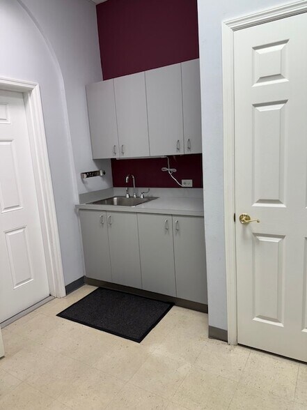 More Photos Of 4130 Woodmere Park Blvd, Venice Medical For Lease