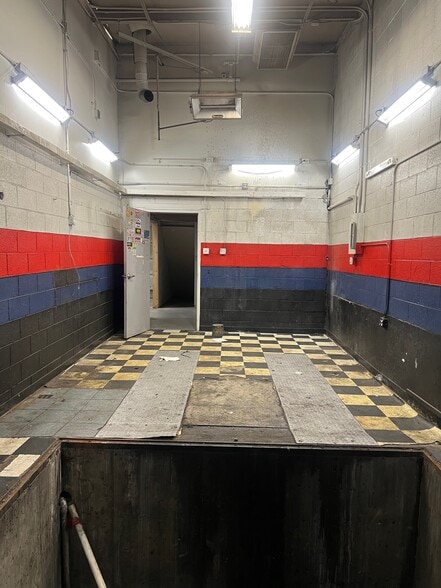 More Photos Of 2101 W Cornell Ave, Englewood Auto Repair For Lease