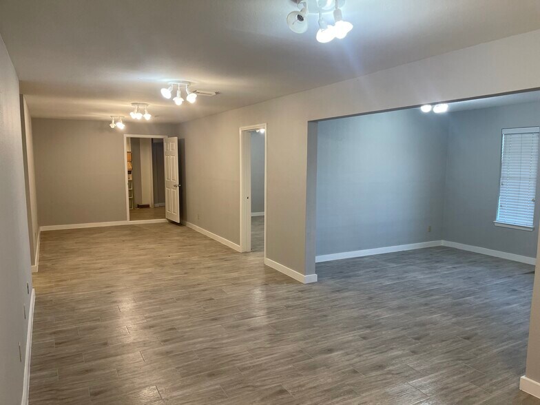 More Photos Of 4095 SE I 10 Frontage Rd, Sealy Medical For Sale