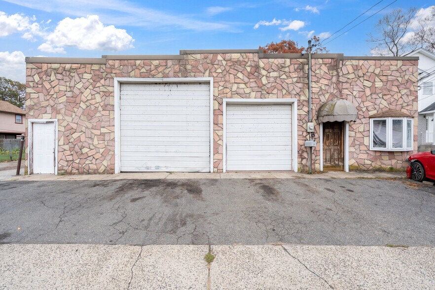 More Photos Of 30 Catlin Ave, Roosevelt Flex For Sale