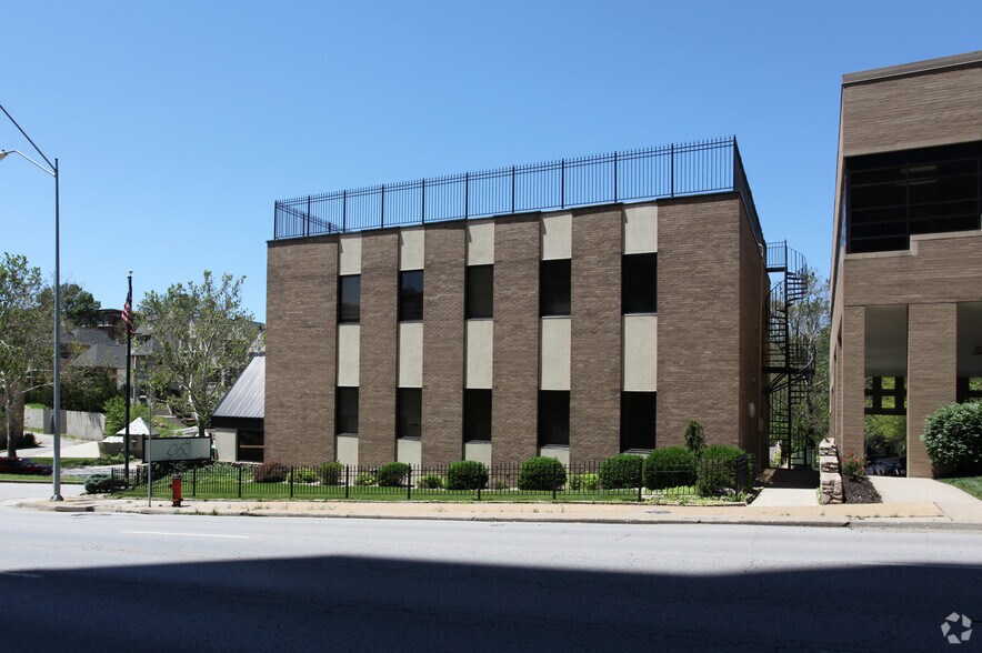 More Photos Of 1000 W 46th St, Kansas City Office For Lease