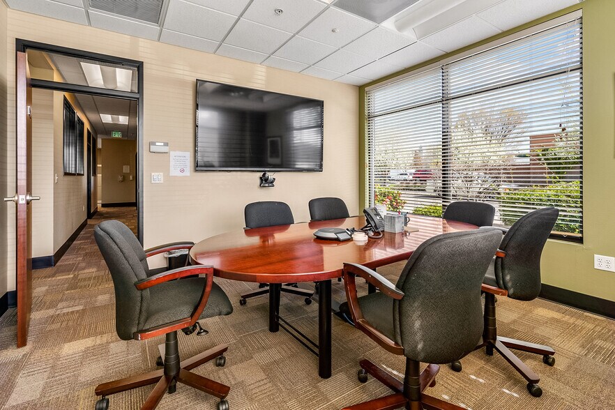 More Photos Of 1301 Poplar Dr, Medford Medical For Lease