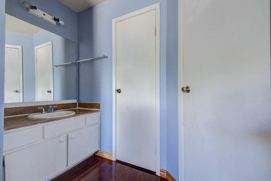 More Photos Of 12506 Ashford Meadow Dr, Houston Apartments For Sale