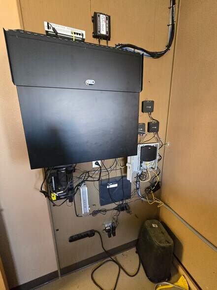 More Photos Of 509 Well St, Williston Warehouse For Lease