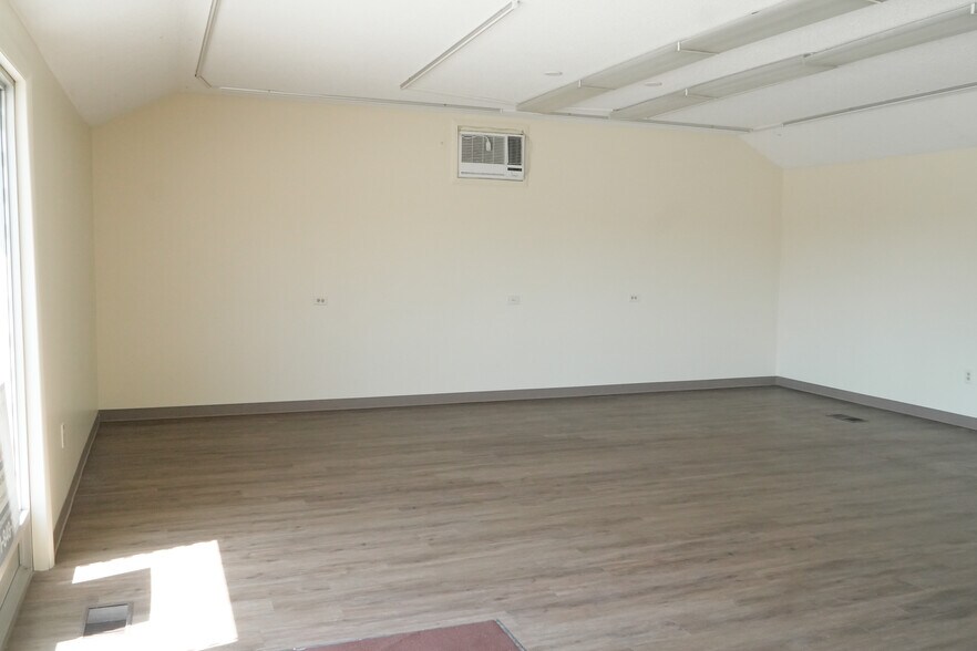 More Photos Of 124 E Main Rd, Middletown General Retail For Lease