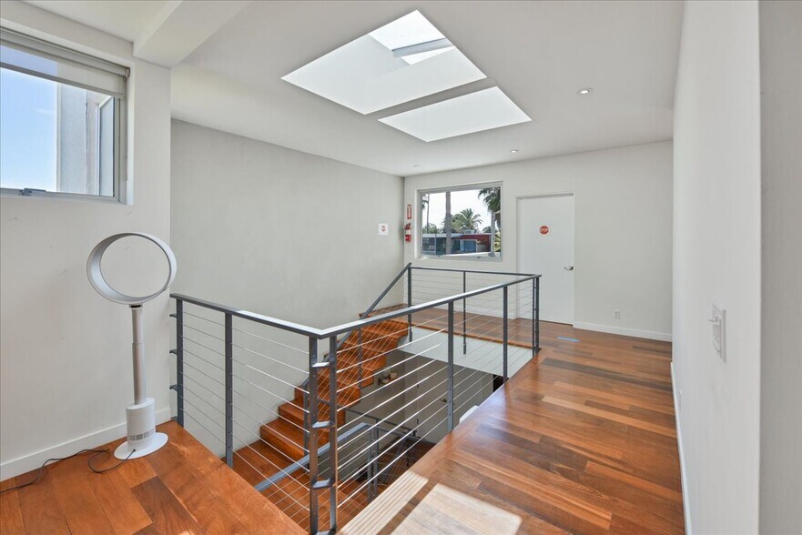 More Photos Of 1319 Abbot Kinney Blvd, Venice Loft Creative Space For Lease